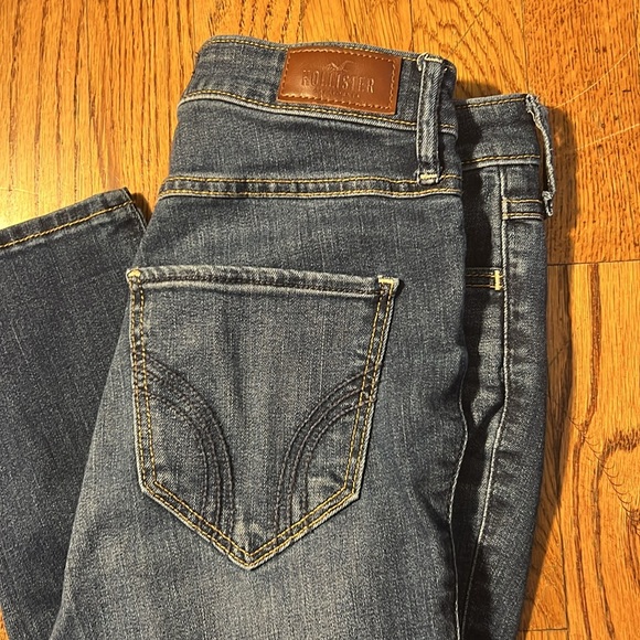 Hollister high-rise super skinny. size 26×30. - Picture 2 of 5